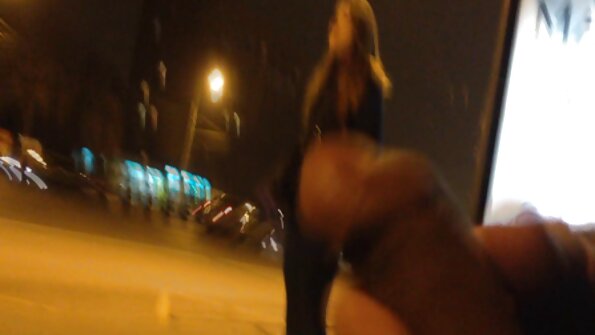 O blondă sexy este filmată în timp ce își ajută bărbatul să-și bage penisul în ea