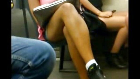 Tânăr bărbat ejaculează în păsărica adolescentului după ce a futat-o ​​în bucătărie