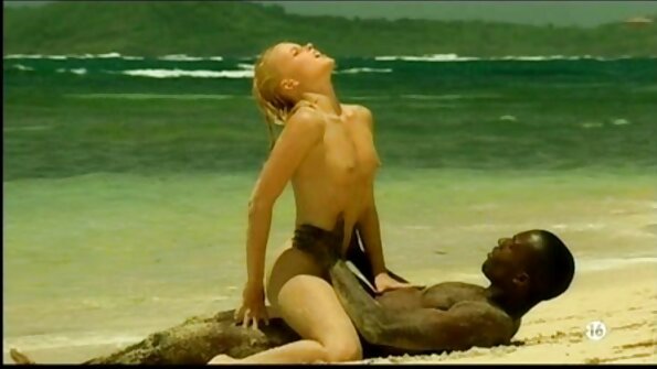 Scena de sex în aer liber prezintă o minunată frumusețe cu părul negru și prietenul ei