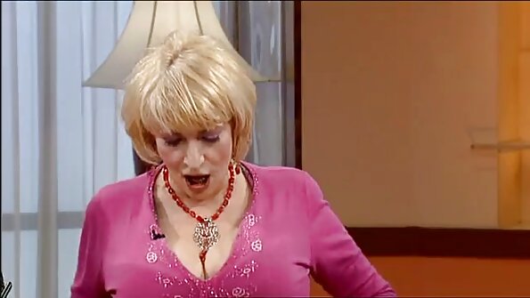 Fetele petrecaretei sunt fericite să-i facă o muie striptezei musculare