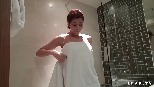 Dulce blondă Cornelia călărește un schlong grozav