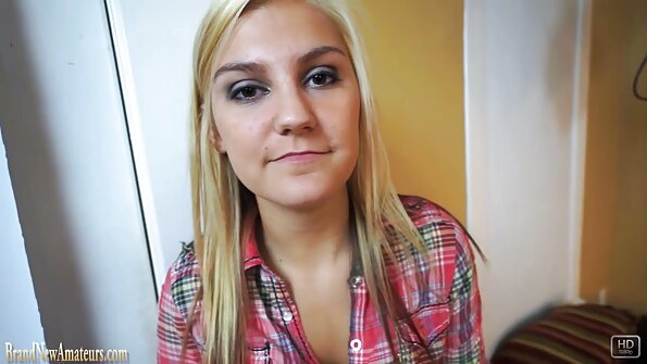 O drăguță adolescentă și un bărbat în vârstă puternic se găsesc într-un pat mic