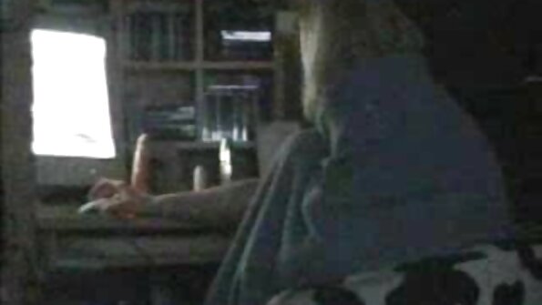 Două fete împart un vibrator mare în videoclipul lesbian pe canapea