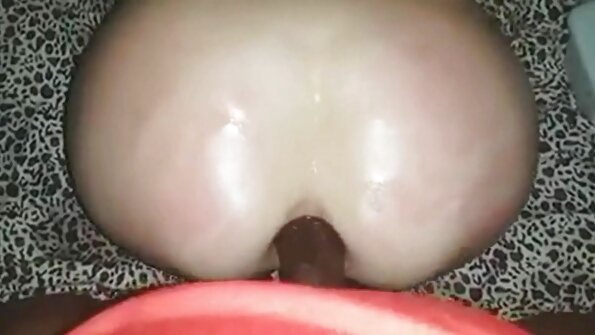 Tânăra brunetă cu sânii mici primește un foraj anal