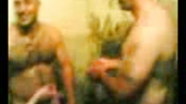 O mică adolescentă blondă descoperă o colega de cameră ascunsă în apartamentul ei