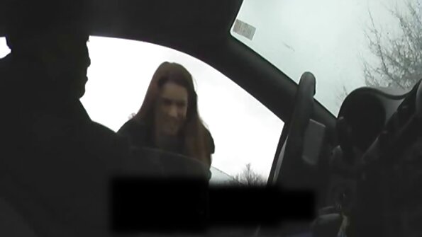 O drăguță mică este futută de polițist lângă mașina ei