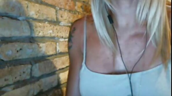 Fată tatuată și străpunsă futut în prima ei scenă porno