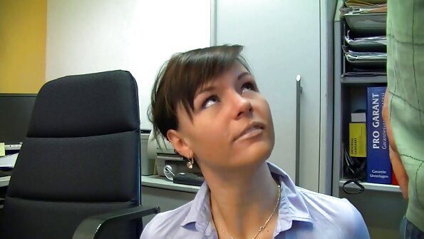 Teen este o târfă care se zvârcolește, care adoră să fie strânsă cu curele de mama vitregă