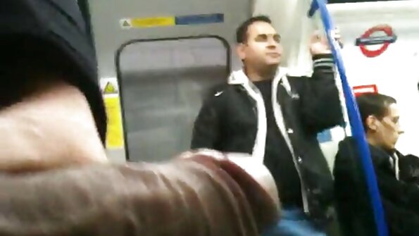 Tânăra curvă columbiană în ciorapi de plasă este dublă pătrunsă