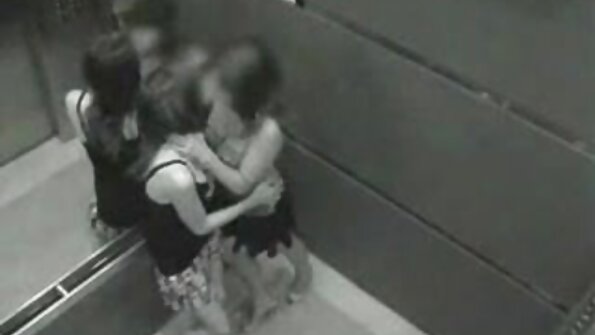 Fata subțire este pe masă și primește un cocoș în ea