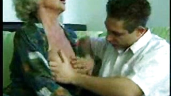 Două fete cărora le place să se lingă una pe alta sunt pe pat, dracului